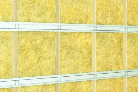 Izolacja akustyczna ściany działowej wełną szklaną