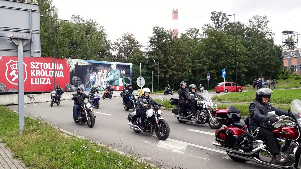 Motoserce 2022 z ISOVER RIGIPS WEBER - parada motocykli